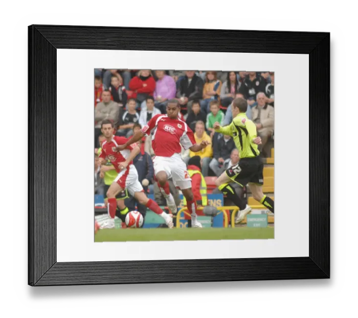 Framed Print : Marvin Elliott in Action: Bristol City vs Sheffield United Framed Print : Marvin Elliott in Action: Bristol City vs Sheffield United
