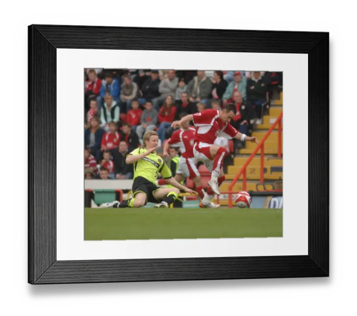 Framed Print : Michael McIndoe in Action: Bristol City vs Sheffield United Framed Print : Michael McIndoe in Action: Bristol City vs Sheffield United