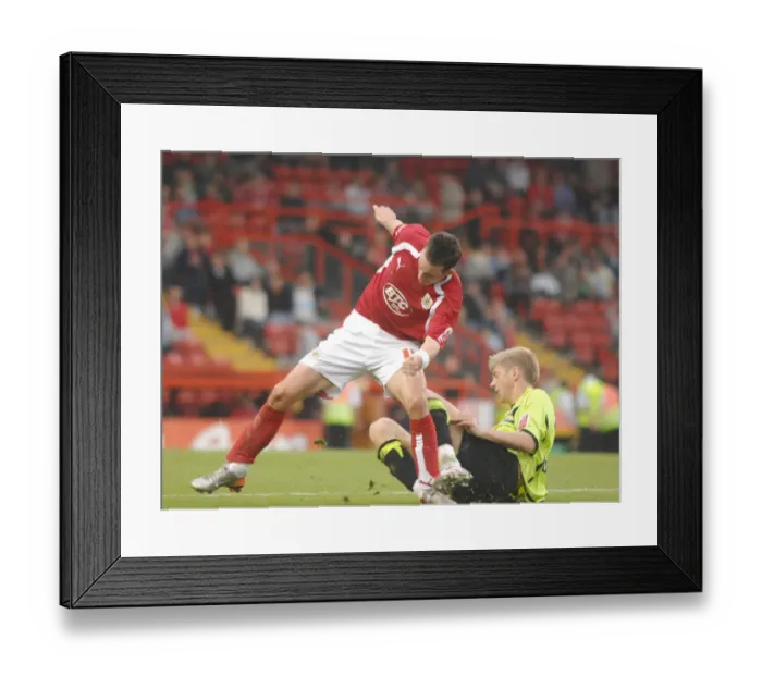 Framed Print : Michael McIndoe in Action: Bristol City vs. Sheffield United Framed Print : Michael McIndoe in Action: Bristol City vs. Sheffield United