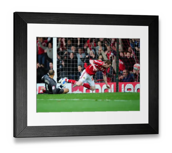 Framed Print : Bristol City's Stephen Pearson Scores on Debut in Championship Match Against Burnley - 05 / 11 / 2011 Framed Print : Bristol City's Stephen Pearson Scores on Debut in Championship Match Against Burnley - 05 / 11 / 2011