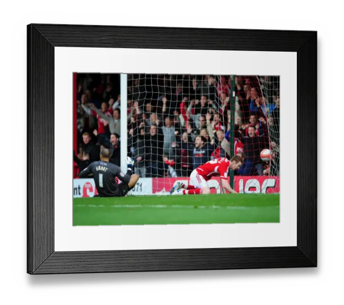 Framed Print : Bristol City's Stephen Pearson Scores on Championship Debut vs. Burnley (05 / 11 / 2011) Framed Print : Bristol City's Stephen Pearson Scores on Championship Debut vs. Burnley (05 / 11 / 2011)