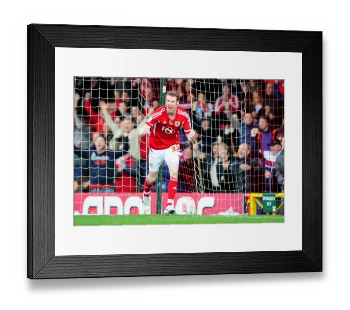 Framed Print : Stephen Pearson Scores First Goal for Bristol City in Championship Debut vs. Burnley (05 / 11 / 2011) Framed Print : Stephen Pearson Scores First Goal for Bristol City in Championship Debut vs. Burnley (05 / 11 / 2011)