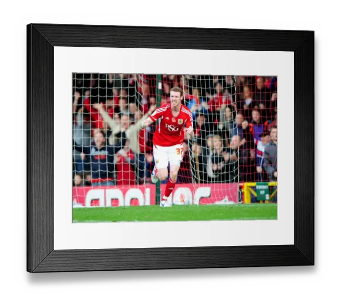 Framed Print : Stephen Pearson Scores Championship Debut Goal for Bristol City Against Burnley (05 / 11 / 2011) Framed Print : Stephen Pearson Scores Championship Debut Goal for Bristol City Against Burnley (05 / 11 / 2011)