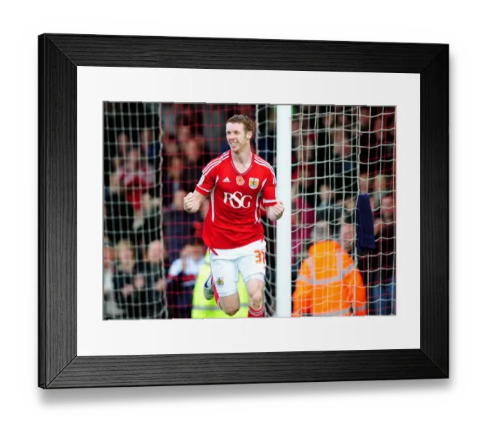 Framed Print : Stephen Pearson Scores First Goal for Bristol City vs Burnley (Championship, 05 / 11 / 2011) Framed Print : Stephen Pearson Scores First Goal for Bristol City vs Burnley (Championship, 05 / 11 / 2011)