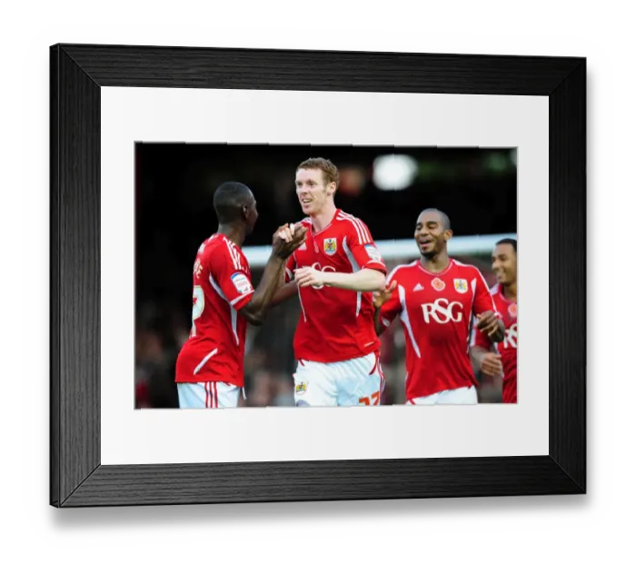 Framed Print : Stephen Pearson Scores First Goal for Bristol City in Championship Debut vs. Burnley (05 / 11 / 2011) Framed Print : Stephen Pearson Scores First Goal for Bristol City in Championship Debut vs. Burnley (05 / 11 / 2011)