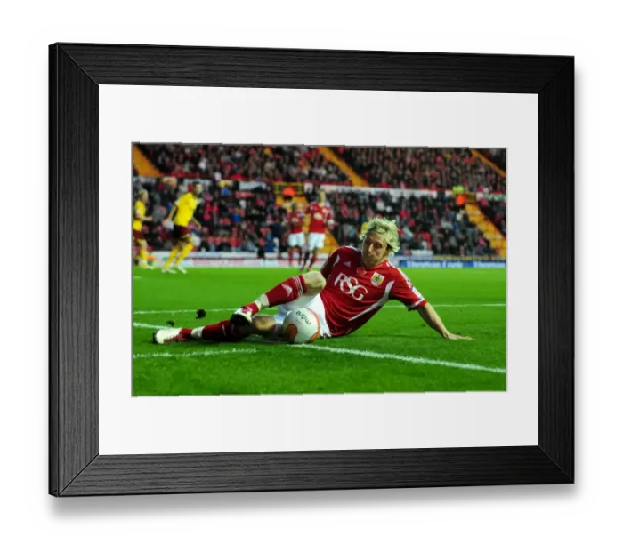 Framed Print : Bristol City's Martyn Woolford in Championship Clash Against Burnley - 05 / 11 / 2011 Framed Print : Bristol City's Martyn Woolford in Championship Clash Against Burnley - 05 / 11 / 2011