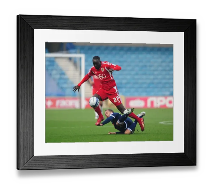 Framed Print : Adomah Evasive Move Against Howard: Millwall vs. Bristol City (Championship 2011) Framed Print : Adomah Evasive Move Against Howard: Millwall vs. Bristol City (Championship 2011)