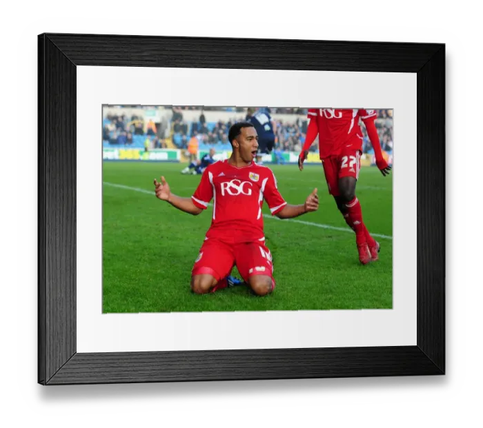 Framed Print : Nicky Maynard's Double: Millwall vs. Bristol City Championship Clash at Selhurst Park (11-11-2011) Framed Print : Nicky Maynard's Double: Millwall vs. Bristol City Championship Clash at Selhurst Park (11-11-2011)