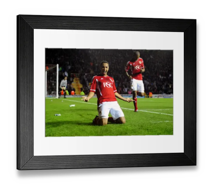 Framed Print : Nicky Maynard's Winning Goal: Bristol City Secures Victory Over Southampton in Championship Match, 26 / 11 / 2011