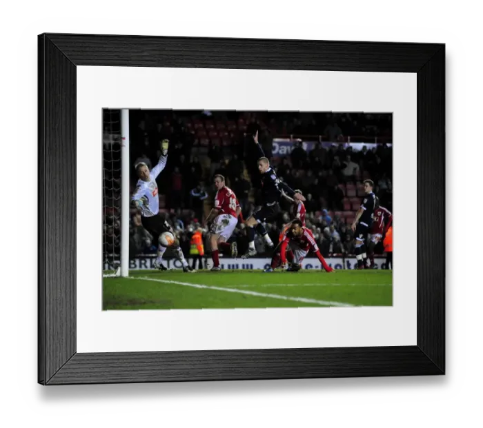 Framed Print : Last-Minute Thriller: Nicky Maynard's Winning Goal for Bristol City against Millwall in the Championship (03 / 01 / 2012)