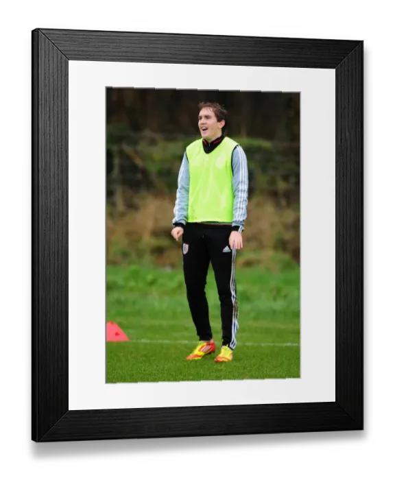 Framed Print : Bristol City FC: Neil Kilkenny in Focus during Training Session, January 2012 Framed Print : Bristol City FC: Neil Kilkenny in Focus during Training Session, January 2012