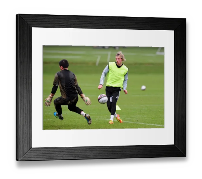 Framed Print : Bristol City's Martyn Woolford in Focus: Training at Memorial Stadium (January 2012) Framed Print : Bristol City's Martyn Woolford in Focus: Training at Memorial Stadium (January 2012)