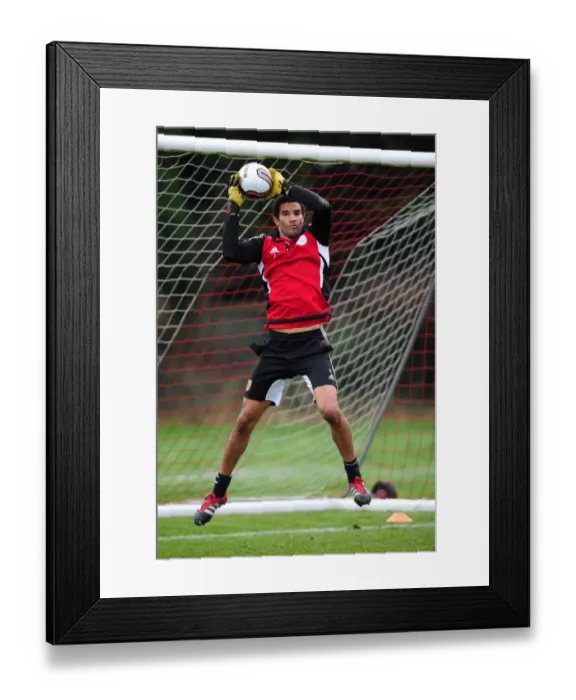 Framed Print : Bristol City FC: David James in Deep Focus during Intense Training Session Framed Print : Bristol City FC: David James in Deep Focus during Intense Training Session