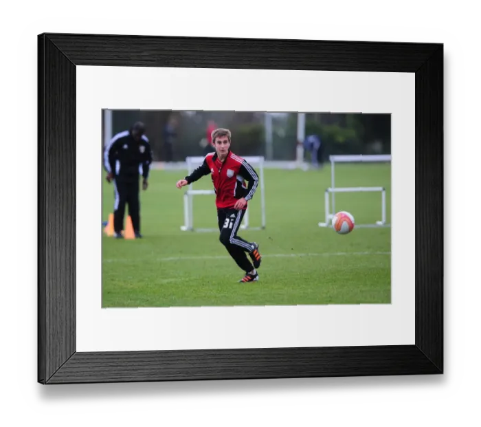 Framed Print : Bristol City's Joe Bryan in Training Focus Framed Print : Bristol City's Joe Bryan in Training Focus