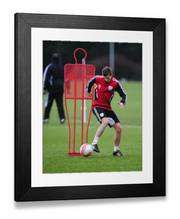 Framed Print : Bristol City's Henry Muggeridge in Deep Focus during Training