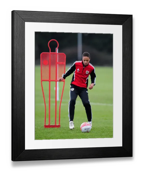 Framed Print : Bobby Reid in Training: Focused Footballer of Bristol City Framed Print : Bobby Reid in Training: Focused Footballer of Bristol City