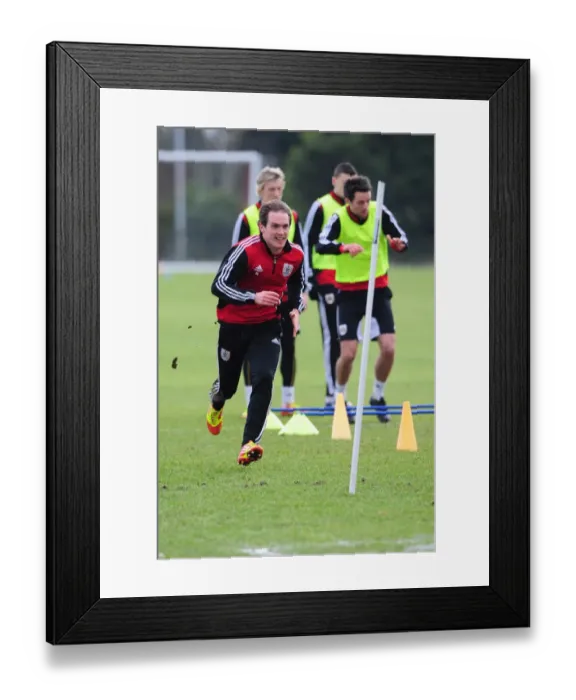 Framed Print : Bristol City Football Club: Neil Kilkenny in Training Framed Print : Bristol City Football Club: Neil Kilkenny in Training