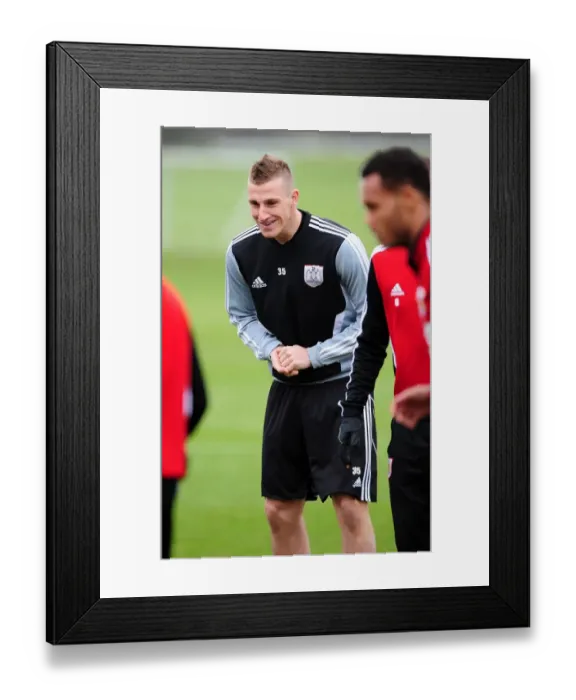Framed Print : Bristol City's Chris Wood in Training Focus Framed Print : Bristol City's Chris Wood in Training Focus