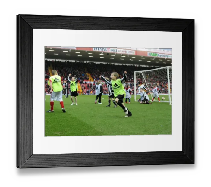 Framed Print : Bristol City vs Doncaster Rovers: A Football Clash from Season 11-12 Framed Print : Bristol City vs Doncaster Rovers: A Football Clash from Season 11-12