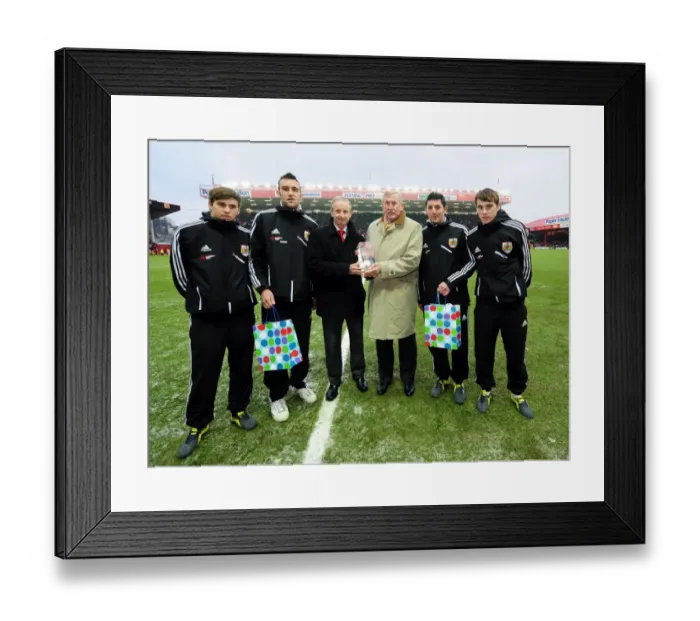 Framed Print : Bristol City vs Leeds United: Clash of the Seasons (2011-2012) Framed Print : Bristol City vs Leeds United: Clash of the Seasons (2011-2012)