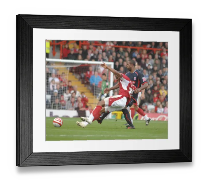 Framed Print : Marvin Elliott: In Action Against Stoke City (Bristol City vs Stoke City) Framed Print : Marvin Elliott: In Action Against Stoke City (Bristol City vs Stoke City)