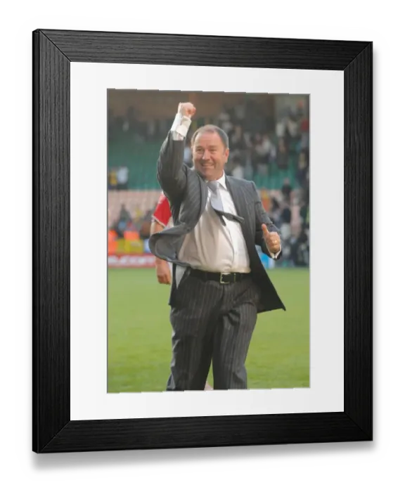 Framed Print : Gary Johnson Leading the Charge: Norwich City vs. Bristol City