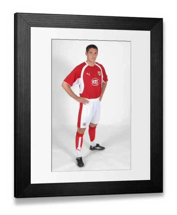 Framed Print : Bradley Orr: A Focused and Determined Player in Bristol City Football Club Jersey Framed Print : Bradley Orr: A Focused and Determined Player in Bristol City Football Club Jersey