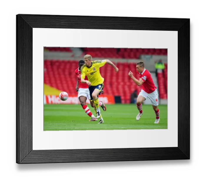 Framed Print : Jon Stead of Bristol City Faces Off Against Nottingham Forest at The City Ground, April 7, 2012 Framed Print : Jon Stead of Bristol City Faces Off Against Nottingham Forest at The City Ground, April 7, 2012
