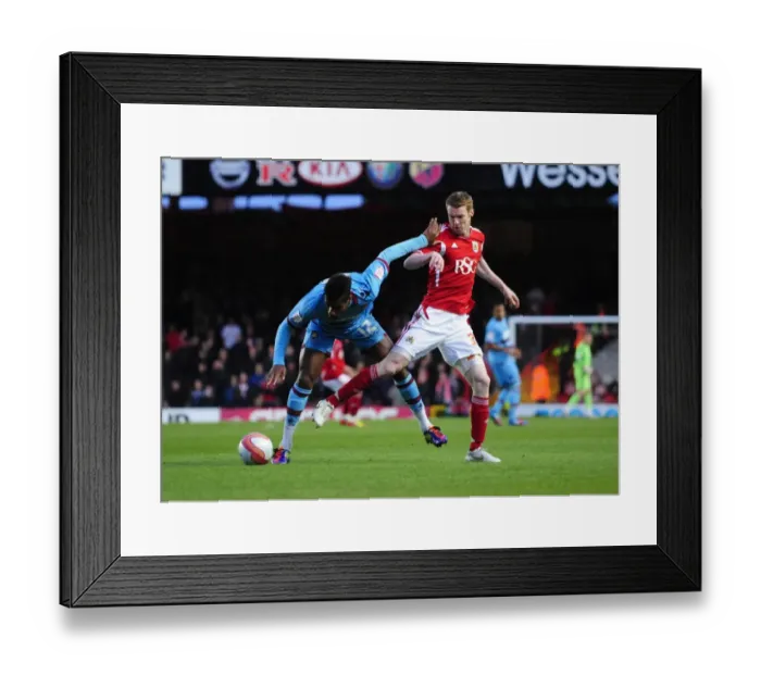 Framed Print : Bristol City vs. West Ham: Stephen Pearson vs. Ricardo Vaz Te Battle at Ashton Gate Stadium, 17th April 2012 Framed Print : Bristol City vs. West Ham: Stephen Pearson vs. Ricardo Vaz Te Battle at Ashton Gate Stadium, 17th April 2012
