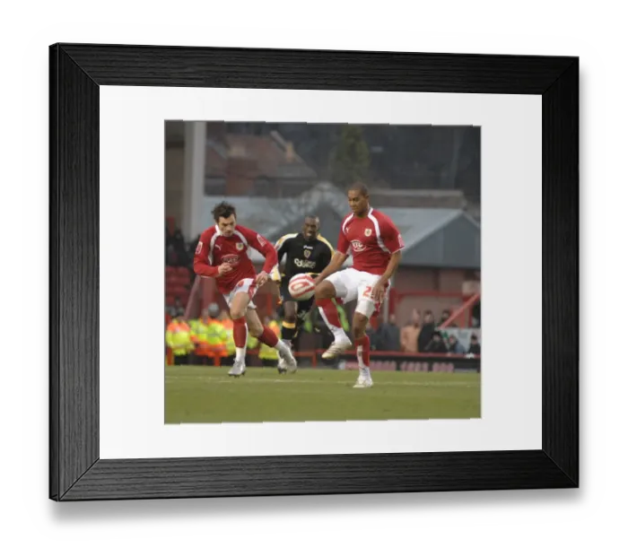 Framed Print : Marvin Elliott in Action: Bristol City vs Cardiff City