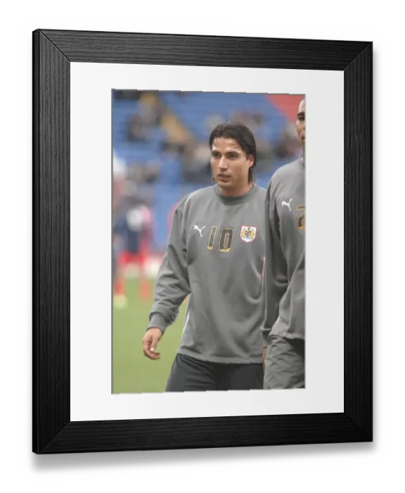 Framed Print : Nick Carle in Action: Crystal Palace vs. Bristol City Framed Print : Nick Carle in Action: Crystal Palace vs. Bristol City