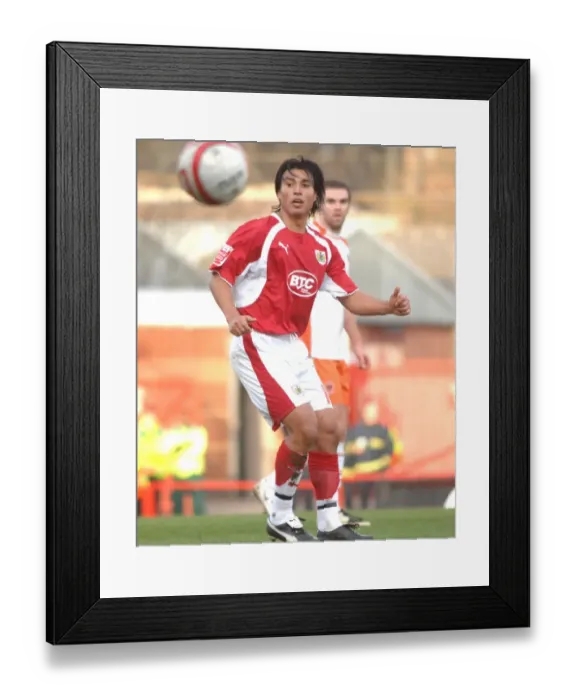 Framed Print : Nick Carle in Action for Bristol City Against Blackpool Framed Print : Nick Carle in Action for Bristol City Against Blackpool