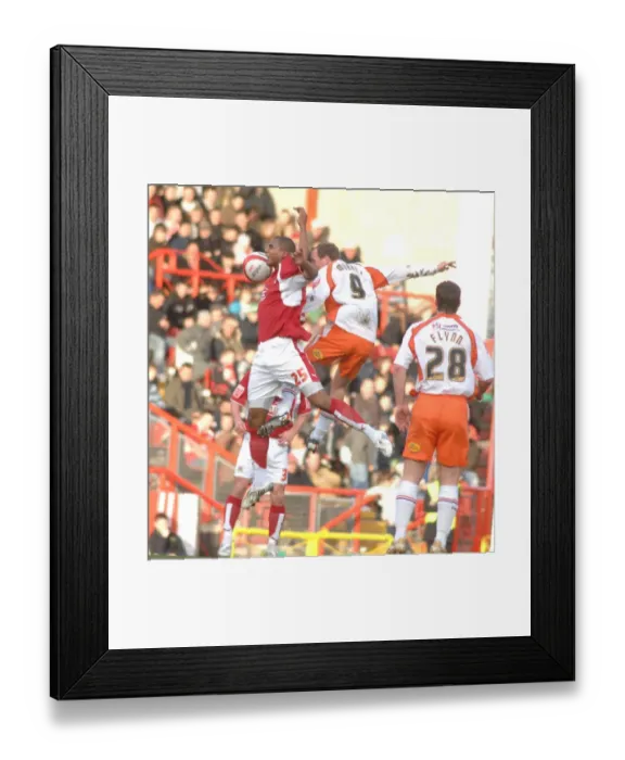 Framed Print : Marvin Elliott in Action: Bristol City vs Blackpool