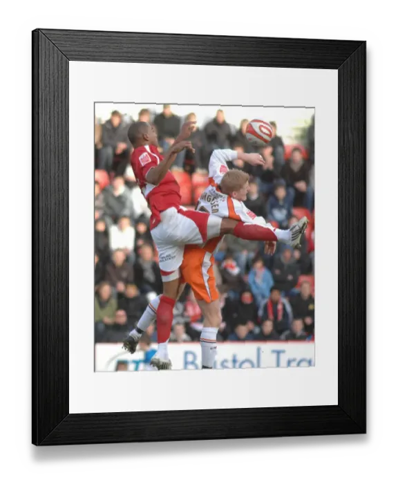 Framed Print : Marvin Elliott: In Action Against Blackpool (Bristol City vs Blackpool)