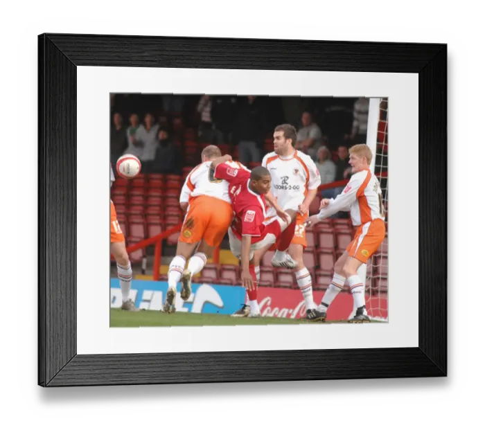 Framed Print : Marvin Elliott in Action: Bristol City vs Blackpool