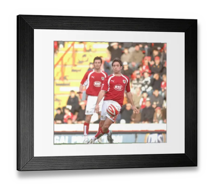 Framed Print : Bristol City vs Blackpool: Lee Johnson in Action Framed Print : Bristol City vs Blackpool: Lee Johnson in Action