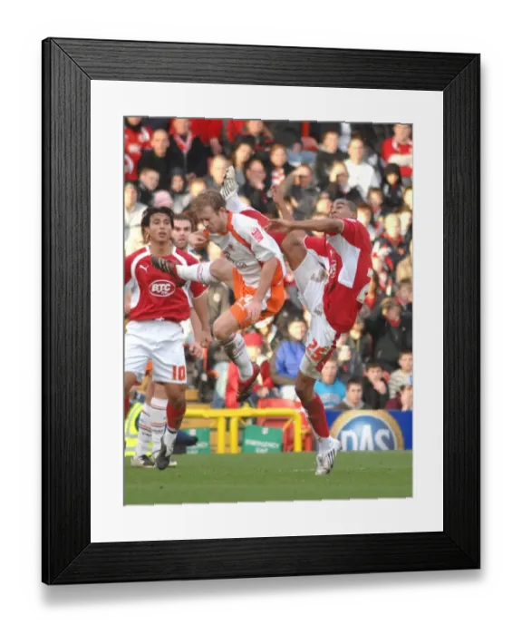 Framed Print : Marvin Elliott: In Action Against Blackpool (Bristol City vs Blackpool) Framed Print : Marvin Elliott: In Action Against Blackpool (Bristol City vs Blackpool)