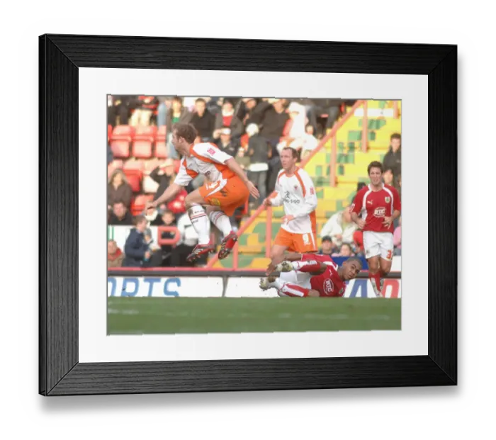 Framed Print : Marvin Elliott: In Action Against Blackpool (Bristol City vs Blackpool)