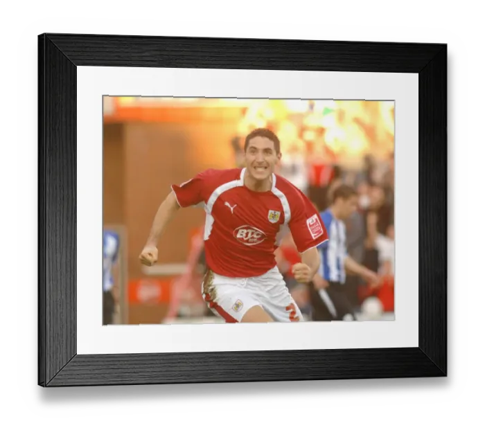 Framed Print : Bradley Orr in Action: Bristol City vs Sheffield Wednesday Framed Print : Bradley Orr in Action: Bristol City vs Sheffield Wednesday