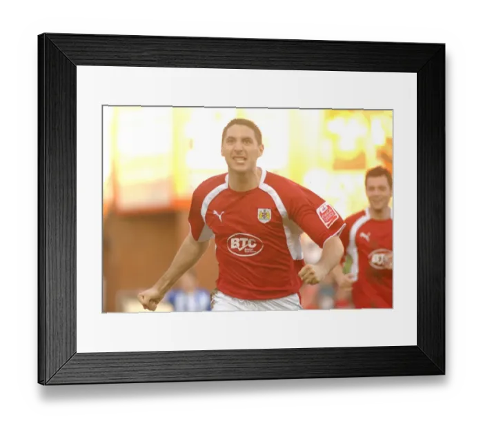 Framed Print : Bradley Orr in Action: Bristol City vs Sheffield Wednesday Framed Print : Bradley Orr in Action: Bristol City vs Sheffield Wednesday