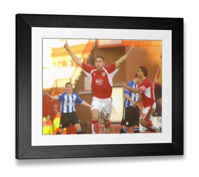 Framed Print : Bradley Orr in Action: Bristol City vs Sheffield Wednesday