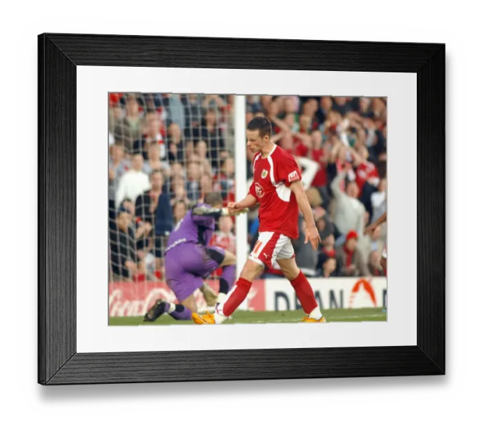 Framed Print : Michael McIndoe in Action for Bristol City Against Sheffield Wednesday Framed Print : Michael McIndoe in Action for Bristol City Against Sheffield Wednesday