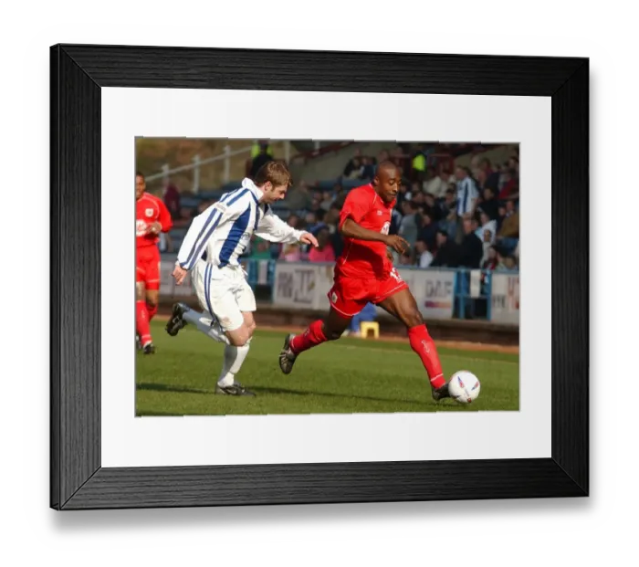 Framed Print : Aaron Brown in Action for Bristol City Football Club (02-03) Framed Print : Aaron Brown in Action for Bristol City Football Club (02-03)