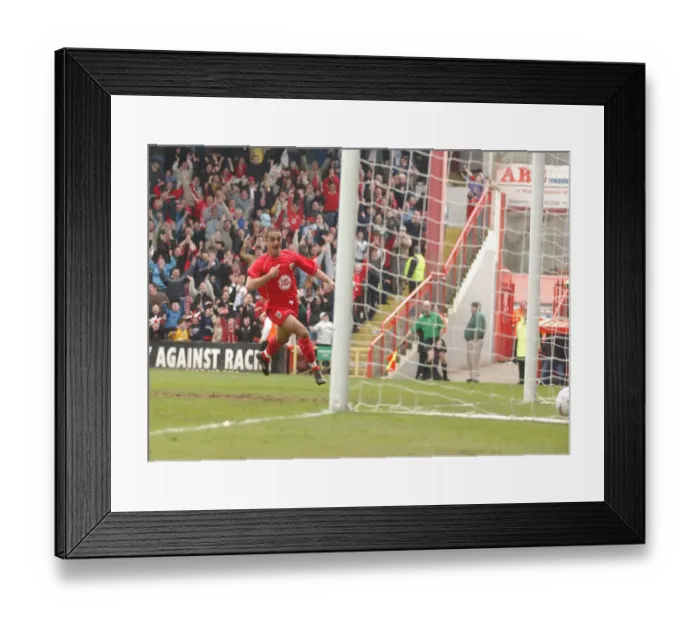 Framed Print : Scott Murray's Unforgettable Hat-Trick: A Triumphant Moment for Bristol City (02-03) Framed Print : Scott Murray's Unforgettable Hat-Trick: A Triumphant Moment for Bristol City (02-03)