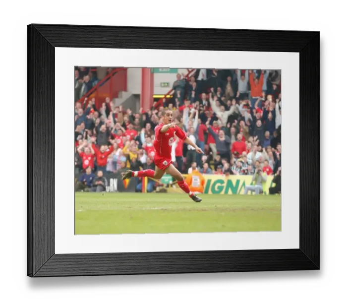 Framed Print : Scott Murray's Hat-trick: A Triumphant Moment for Bristol City (02-03) Framed Print : Scott Murray's Hat-trick: A Triumphant Moment for Bristol City (02-03)