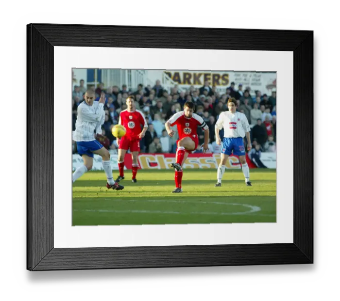 Framed Print : Tommy Doherty in Action for Bristol City Football Club (03-04) Framed Print : Tommy Doherty in Action for Bristol City Football Club (03-04)