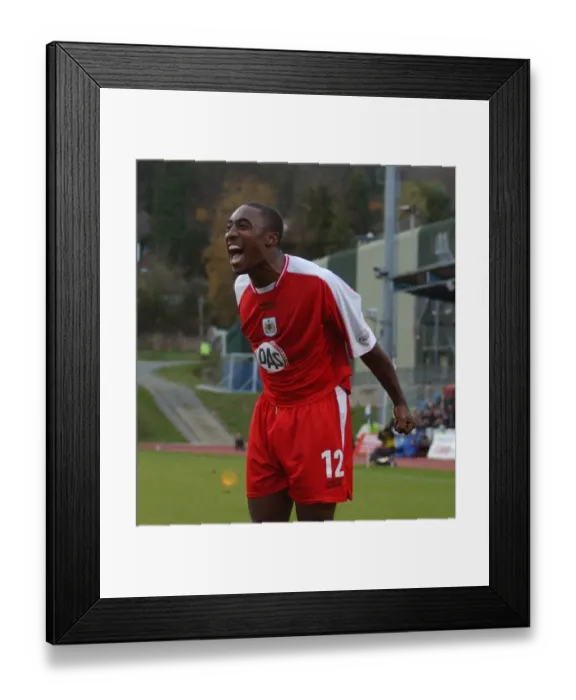 Framed Print : Aaron Brown in Action for Bristol City Football Club (03-04) Framed Print : Aaron Brown in Action for Bristol City Football Club (03-04)