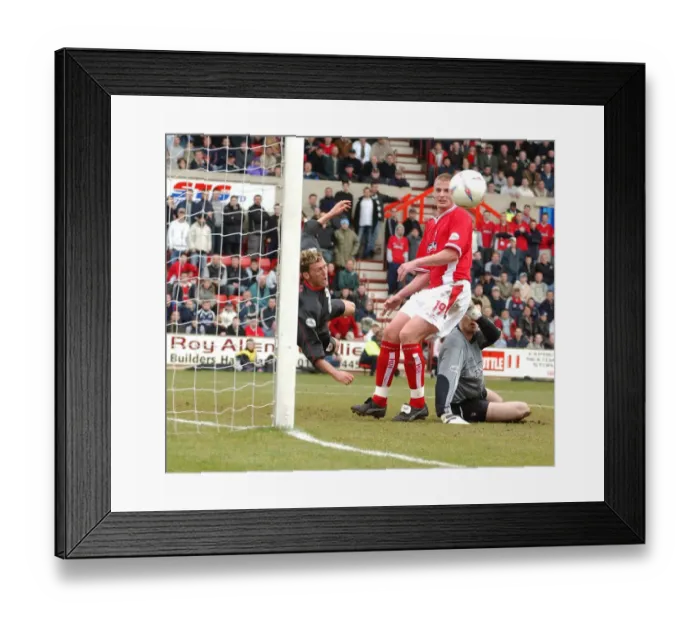 Framed Print : Lee Miller: Thrilling Moments with Bristol City FC (03-04) Framed Print : Lee Miller: Thrilling Moments with Bristol City FC (03-04)