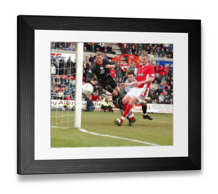 Framed Print : Lee Miller in Action: 03-04 Season, Bristol City FC Framed Print : Lee Miller in Action: 03-04 Season, Bristol City FC