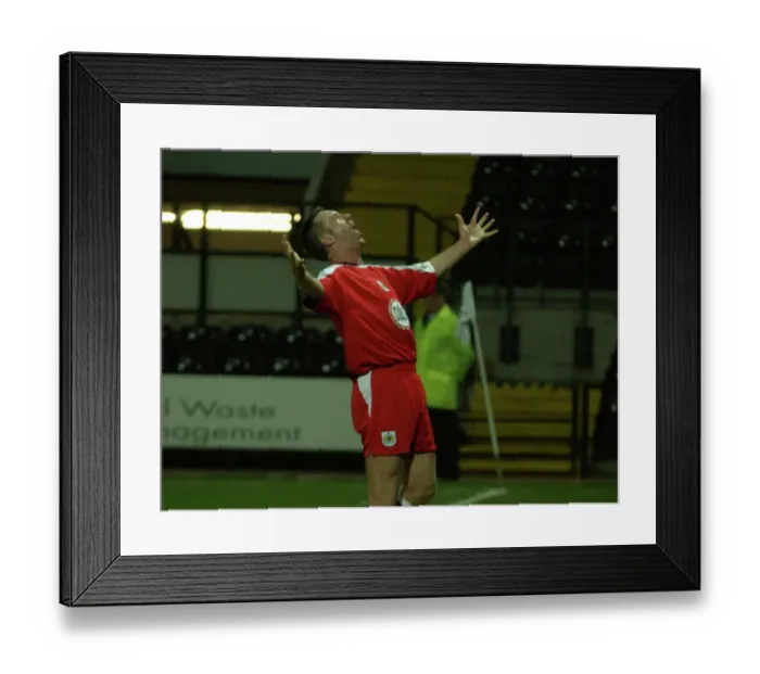 Framed Print : Brian Tinnion in Action for Bristol City Football Club (03-04) Framed Print : Brian Tinnion in Action for Bristol City Football Club (03-04)